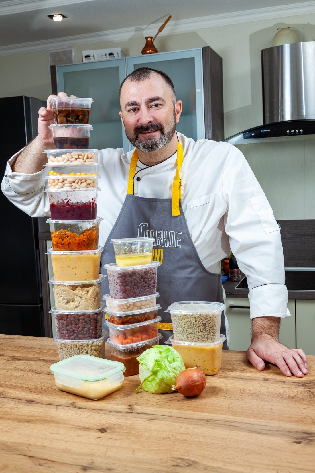 Заготовки-детали в контейнерах: мясо, крупы, овощи, соусы